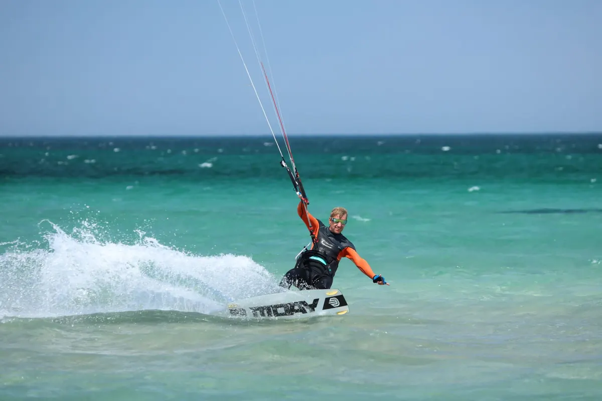 Best UK Kiteboarding Spots for Spring: Tides, Wind and Crowd Tips