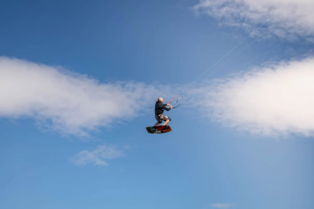 How to Fly a Dual-Line Stunt Kite: Turns, Loops and Safe Landings